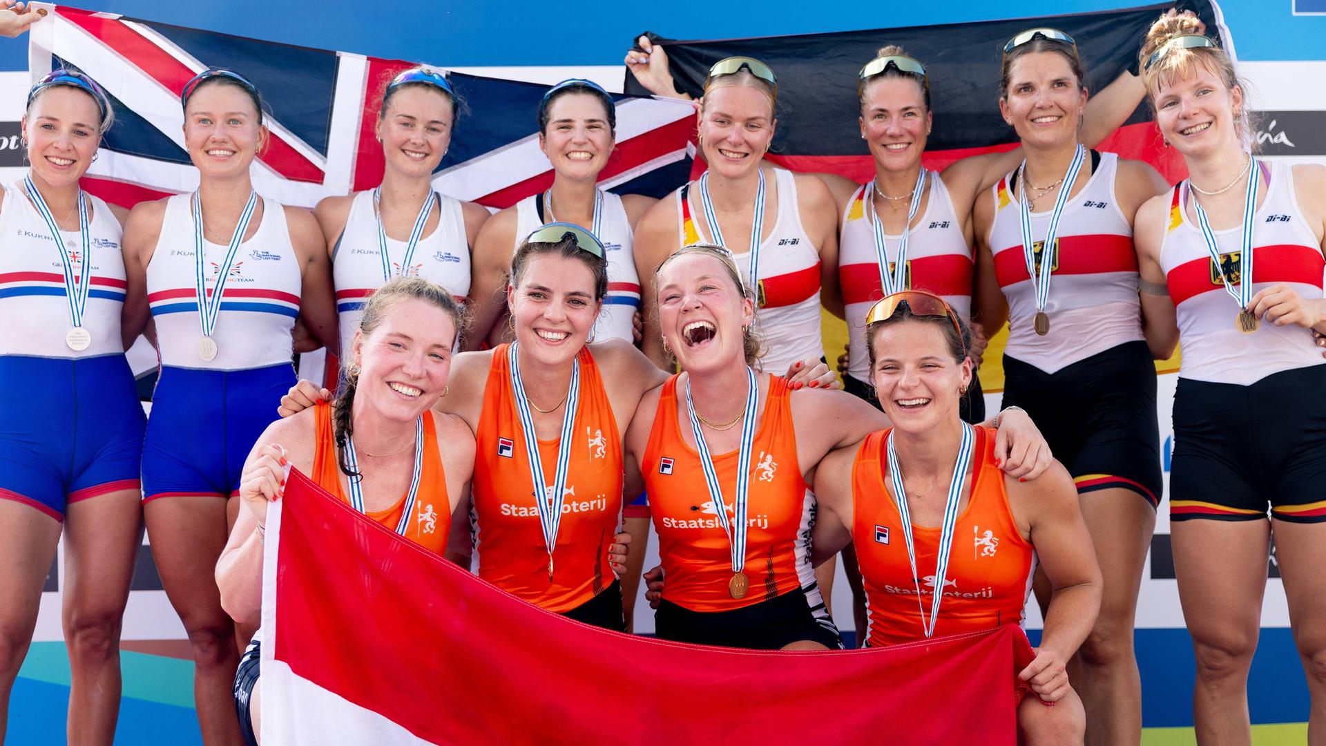 Goldmedaillengewinnerinnen der Niederlande, Silber geht an Großbritannien und die Bronze-Medaille geht an Deutschland bei der Ruder-WM in Schanghai. 