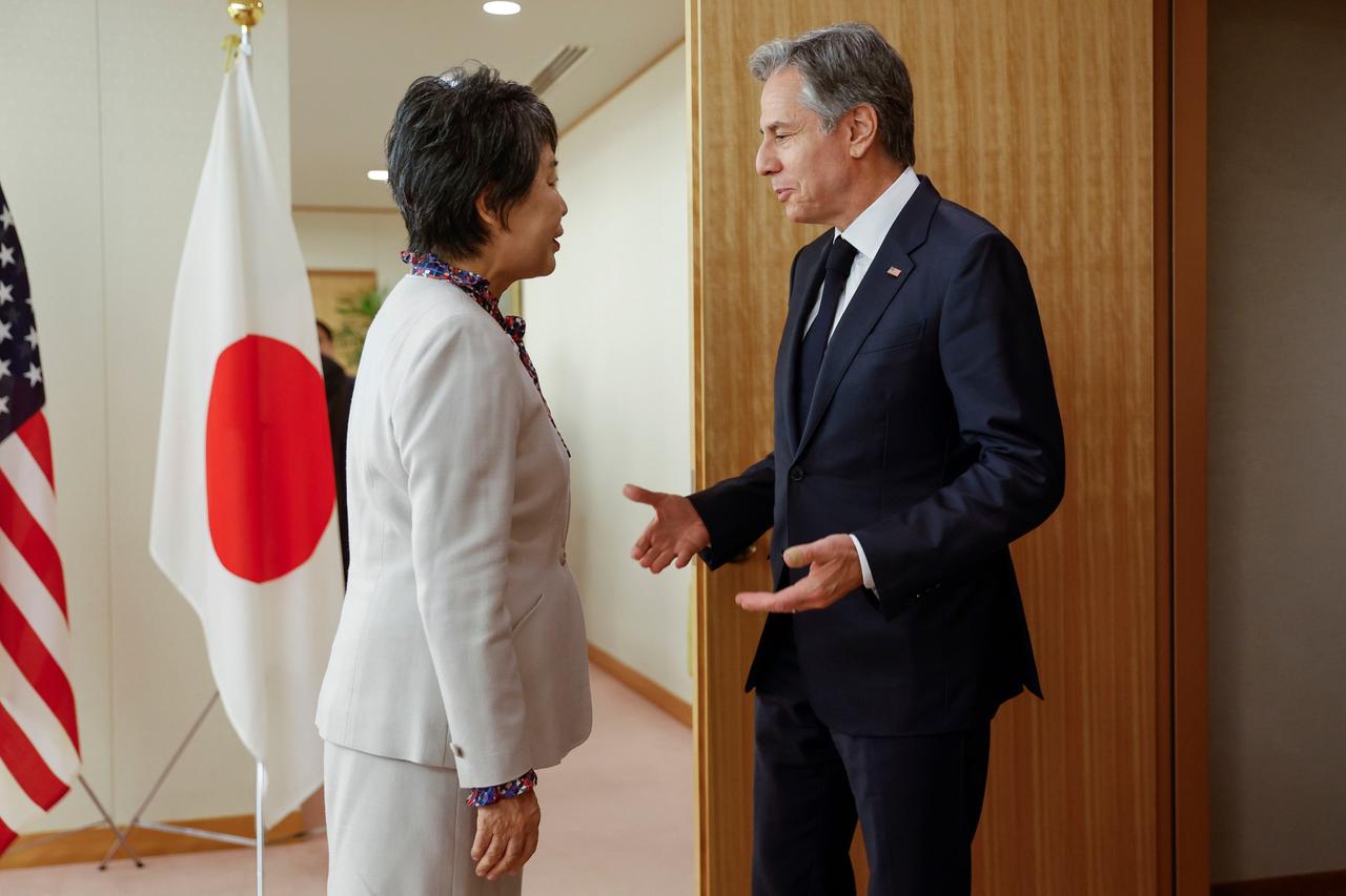 Japan, Tokio: Antony Blinken (r), Außenminister der USA, trifft sich mit Yoko Kamikawa, Außenministerin von Japan, im Außenministerium vor dem G7-Außenministertreffen.