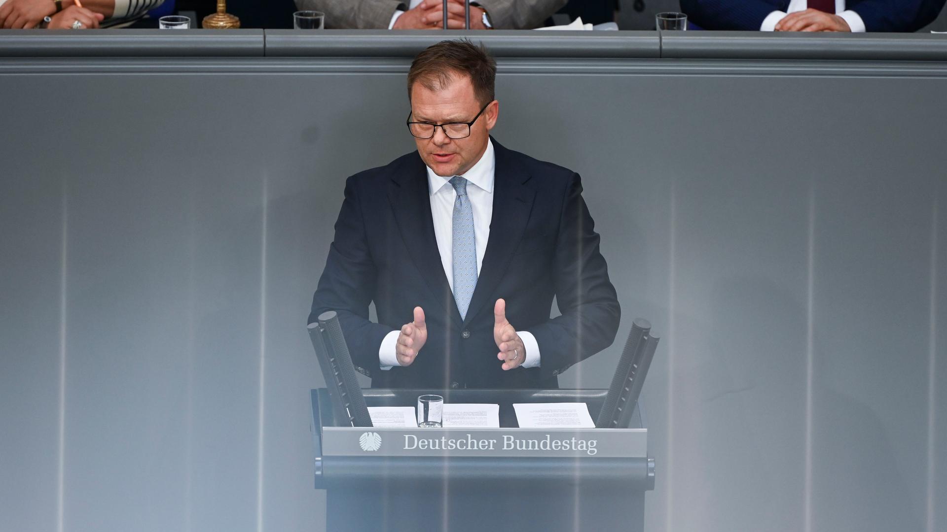 Carsten Schneider (SPD), Bundesminister für Umwelt, Klimaschutz, Naturschutz und nukleare Sicherheit, spricht im Bundestag bei den Haushaltsberatungen zur Einbringung des Entwurfs für den Bundeshaushalt 2025. Carsten Schneider (SPD), Bundesminister für Umwelt, Klimaschutz, Naturschutz und nukleare Sicherheit, spricht im Bundestag bei den Haushaltsberatungen zur Einbringung des Entwurfs für den Bundeshaushalt 2025.