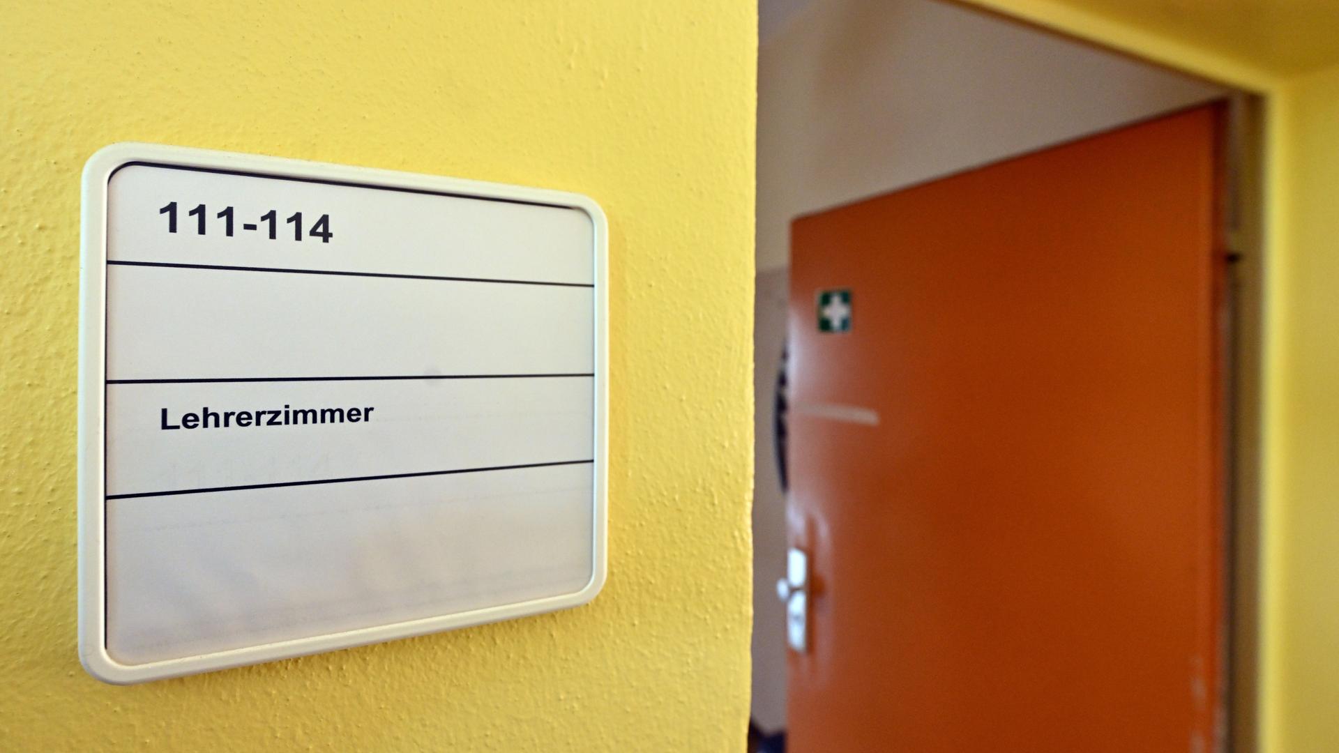 Ein Schild mit der aufschrift "Lehrerzimmer" neben einer offenen Tür Ein Schild mit der aufschrift "Lehrerzimmer" neben einer offenen Tür