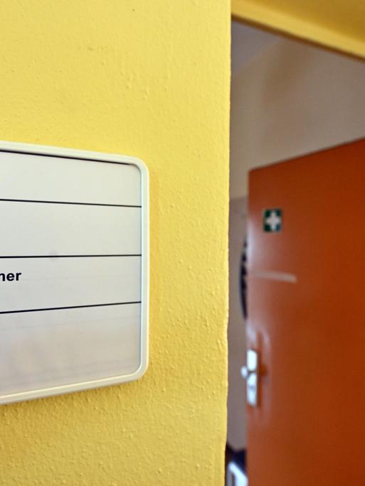 Ein Schild mit der aufschrift "Lehrerzimmer" neben einer offenen Tür