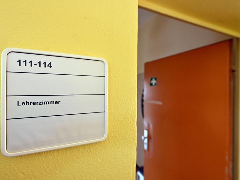 Ein Schild mit der aufschrift "Lehrerzimmer" neben einer offenen Tür