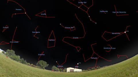 Auf einem nächtlichen Himmel sind verschiedene Sternbilder eingezeichnet.