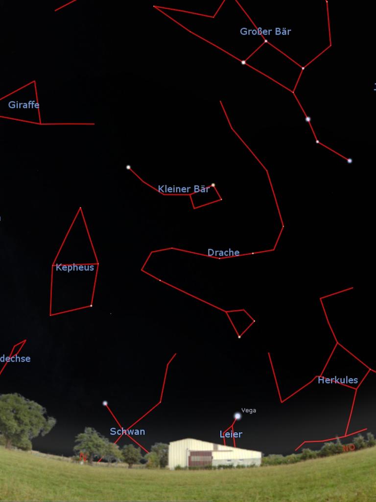 Auf einem nächtlichen Himmel sind verschiedene Sternbilder eingezeichnet.