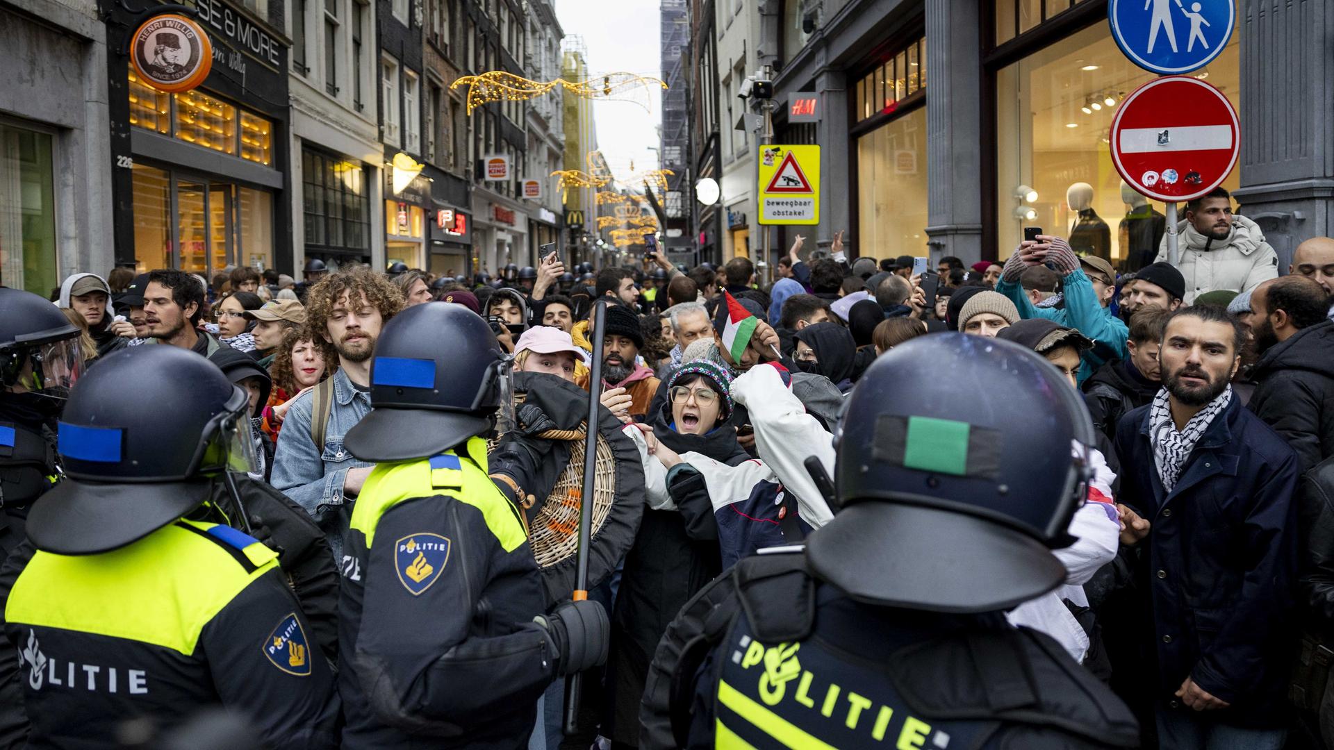 Während einer propalästinensischen Demonstration drängen Polizisten Menschen vom Dam-Platz im Zentrum weg. 