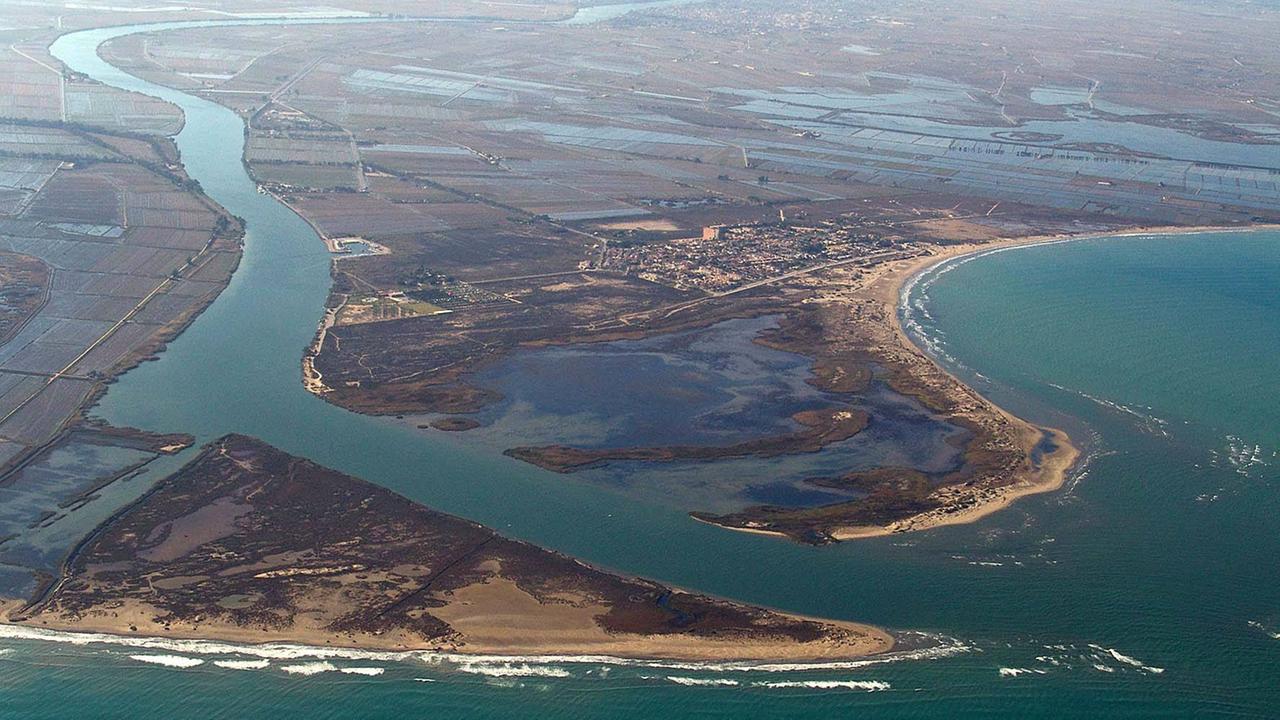 Luftaufnahme des Ebro-Deltas in Spanien.