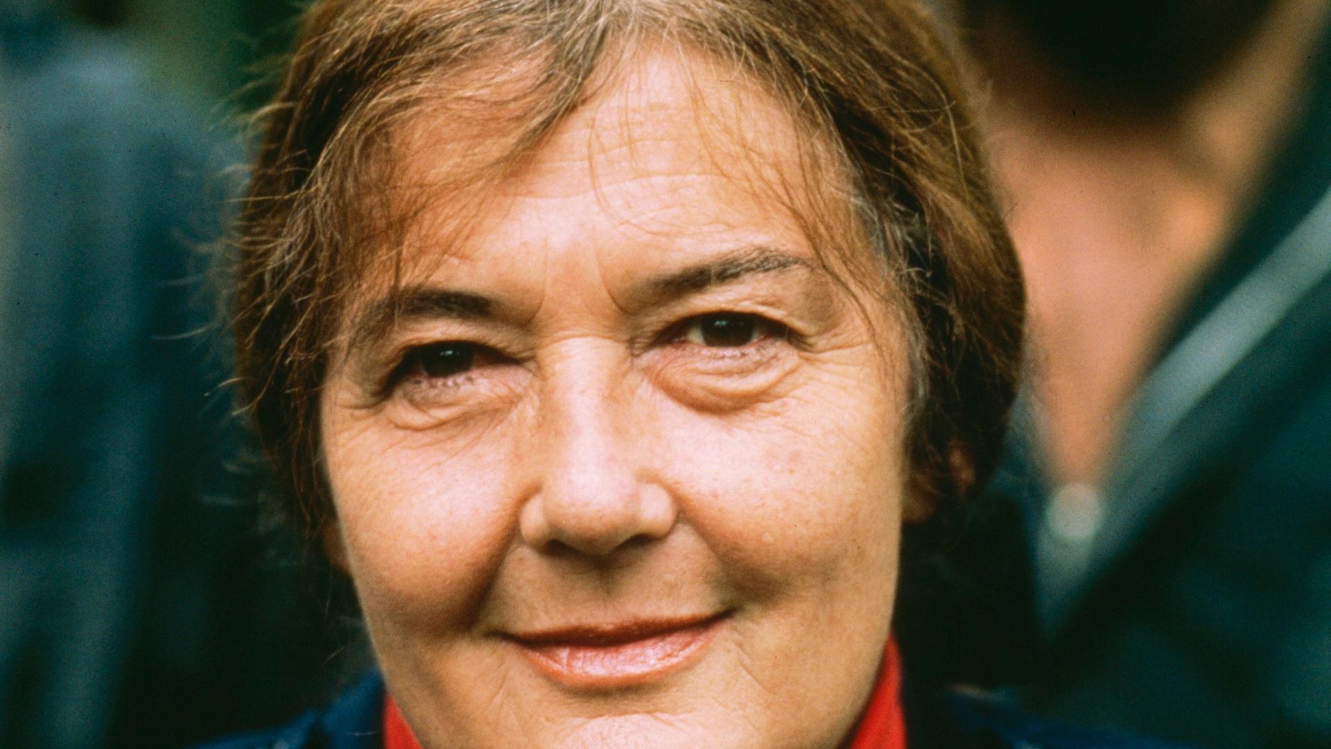 Eine Analogfotografie zeigt das Portrait der Gorillaforscherin Dian Fossey