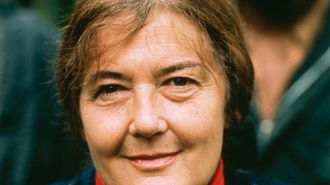 Eine Analogfotografie zeigt das Portrait der Gorillaforscherin Dian Fossey