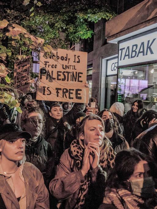 Demonstrierende Menschen nahe des Auswärtigen Amtes in Berlin am 18. Oktober 2023.
Demonstrierende Menschen nahe des Auswärtigen Amtes in Berlin am 18. Oktober 2023.