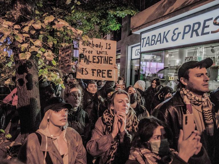 Demonstrierende Menschen nahe des Auswärtigen Amtes in Berlin am 18. Oktober 2023.
Demonstrierende Menschen nahe des Auswärtigen Amtes in Berlin am 18. Oktober 2023.