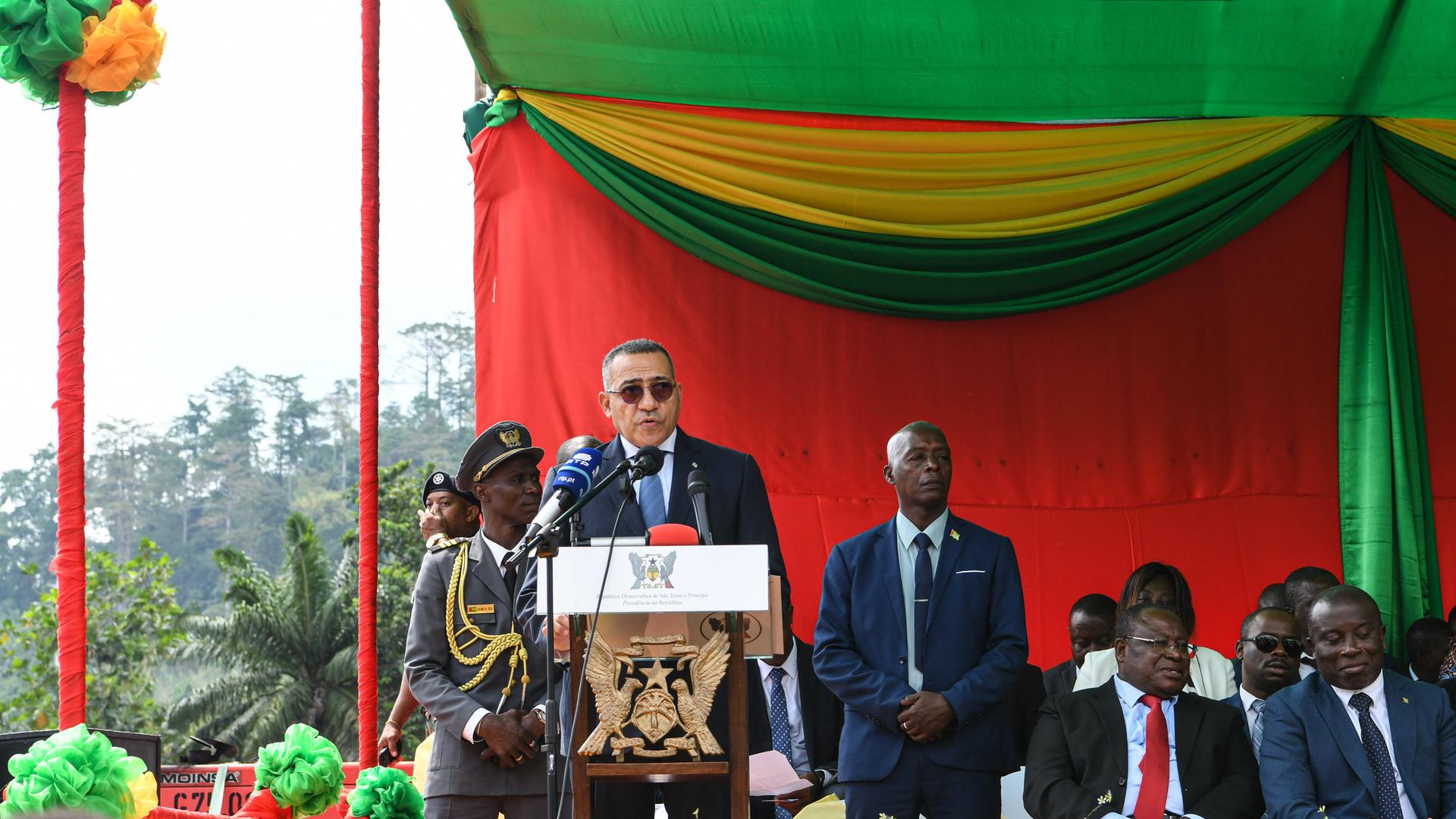 Der Präsident von São Tomé und Príncipe, Carlos Vila Nova, steht bei einer Rede am Rednerpult. Der Präsident von São Tomé und Príncipe, Carlos Vila Nova, steht bei einer Rede am Rednerpult.