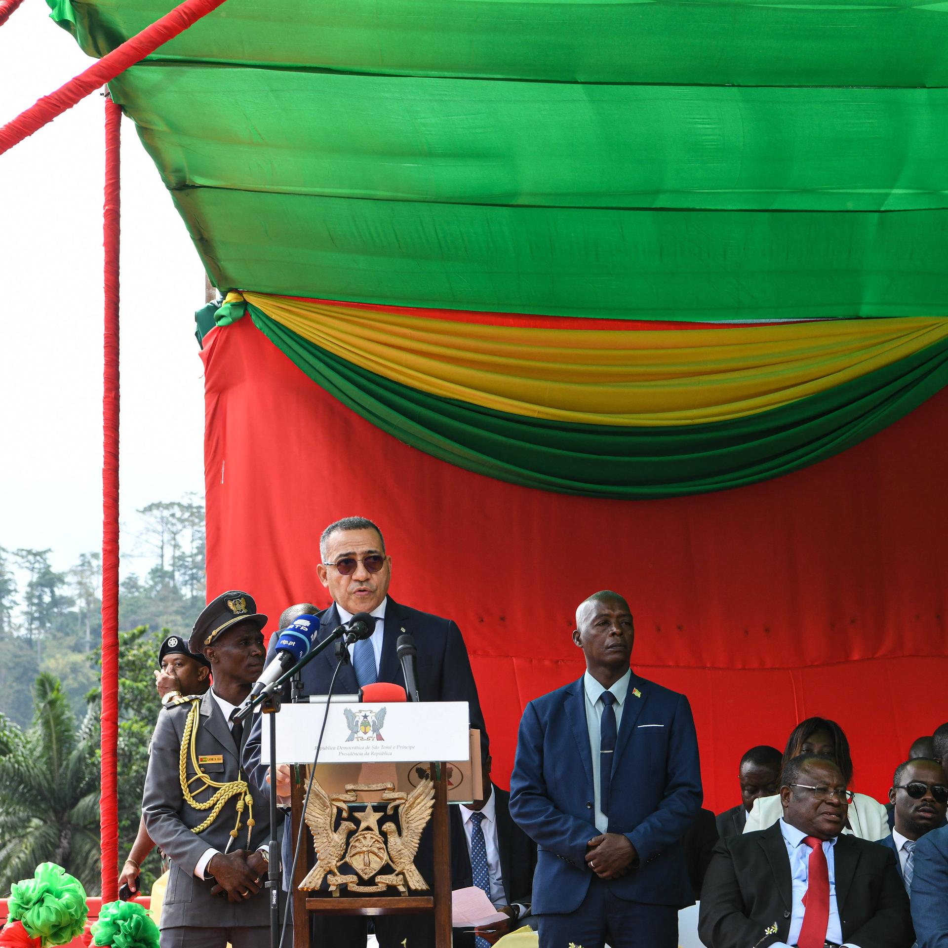 Der Präsident von São Tomé und Príncipe, Carlos Vila Nova, steht bei einer Rede am Rednerpult.
