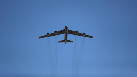 Ein B52-Bomber der USA ist vor einem blauen Himmel zu sehen. 