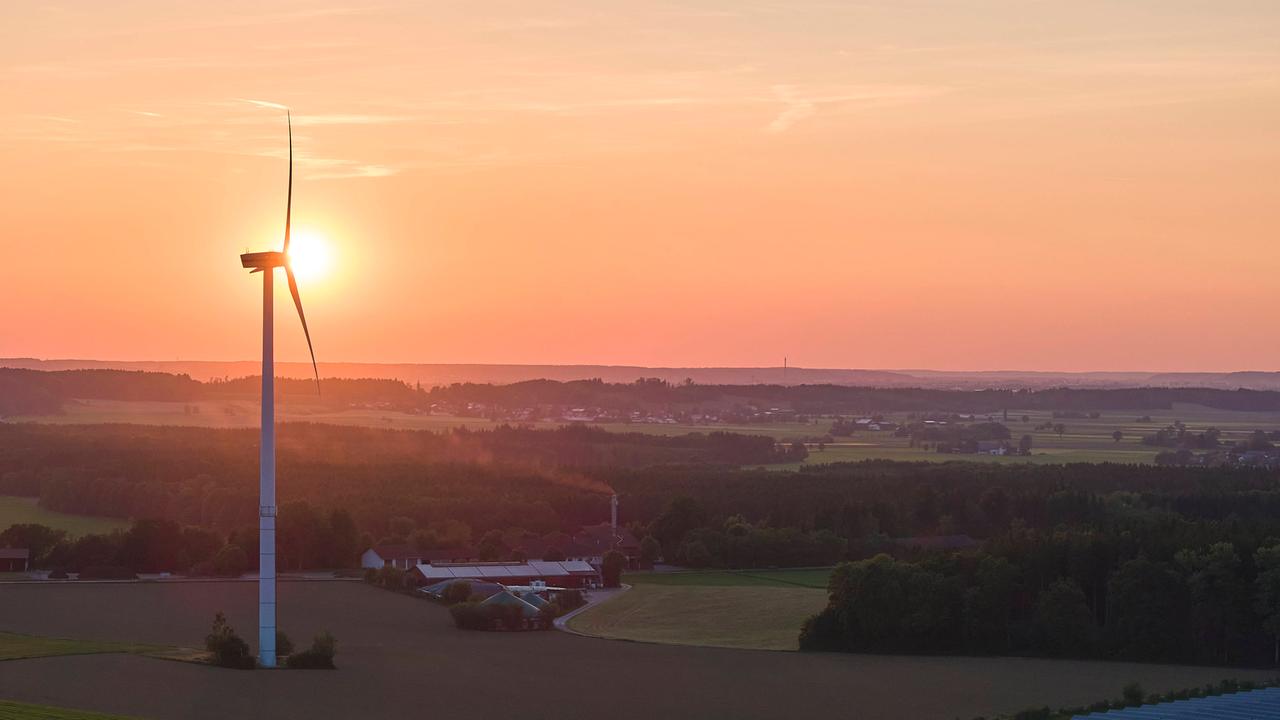 Windrad in  Buchloe, Bayern