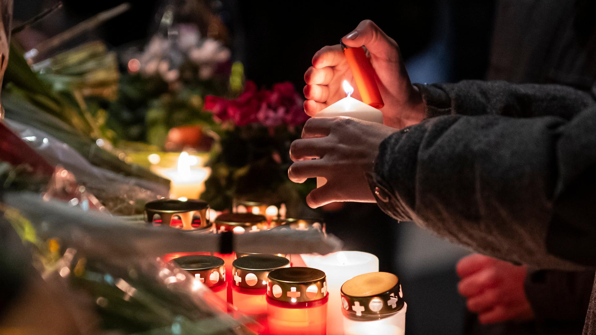 Trauerkerzen werden vor dem Unglücksort in Crans-Montana angezündet