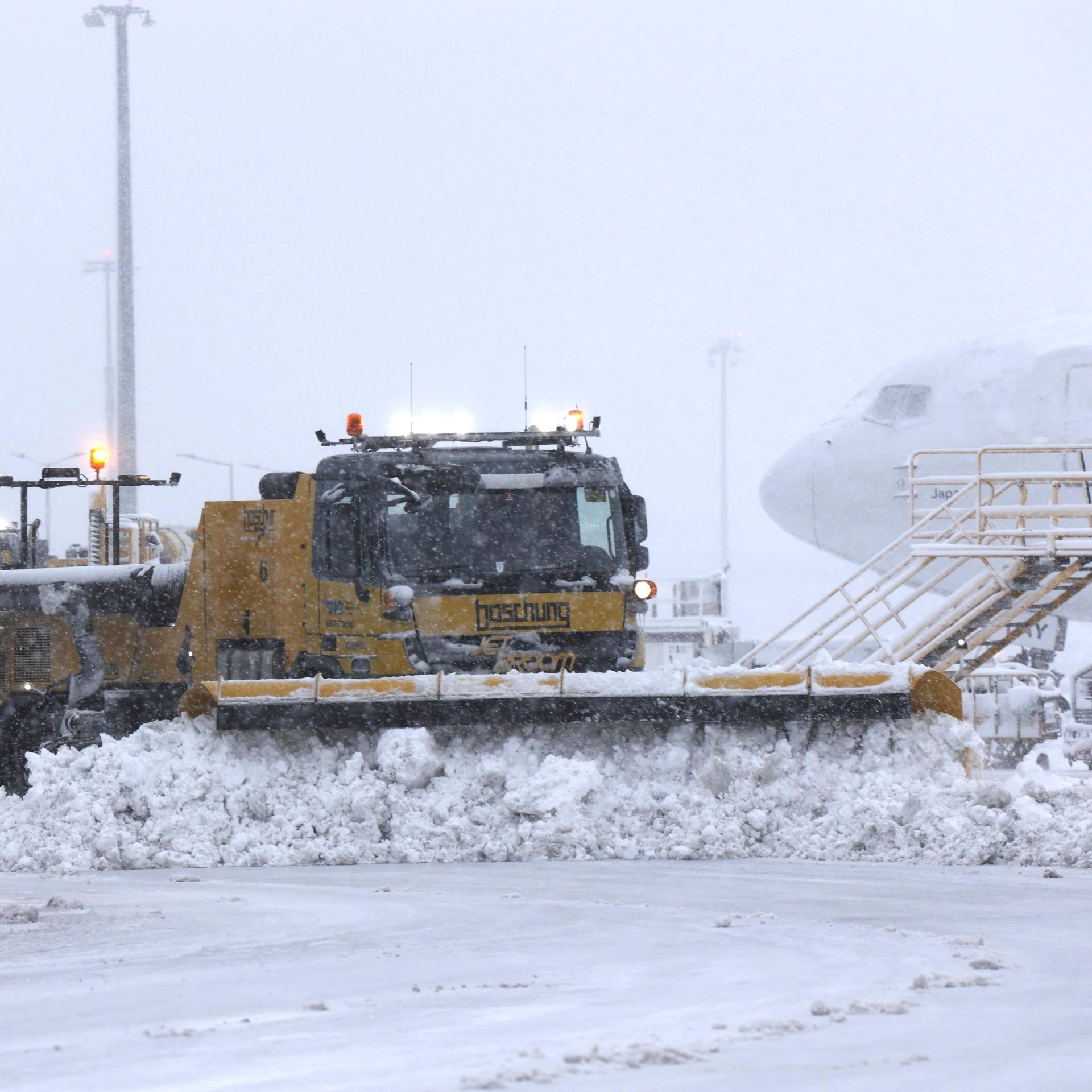 St. Pölten: Schneeräumung am Flughafen Wien.