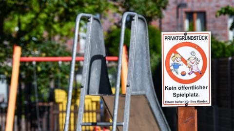 Ein Schild im Wohngebiet in der Rummelsburger Bucht weist auf ein "Privatgrundstück" hin, dass "Kein öffentlicher Spielplatz" ist.