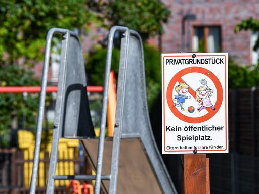 Ein Schild im Wohngebiet in der Rummelsburger Bucht weist auf ein "Privatgrundstück" hin, dass "Kein öffentlicher Spielplatz" ist.