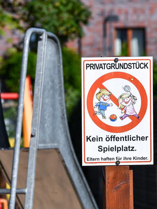 Ein Schild im Wohngebiet in der Rummelsburger Bucht weist auf ein "Privatgrundstück" hin, dass "Kein öffentlicher Spielplatz" ist.