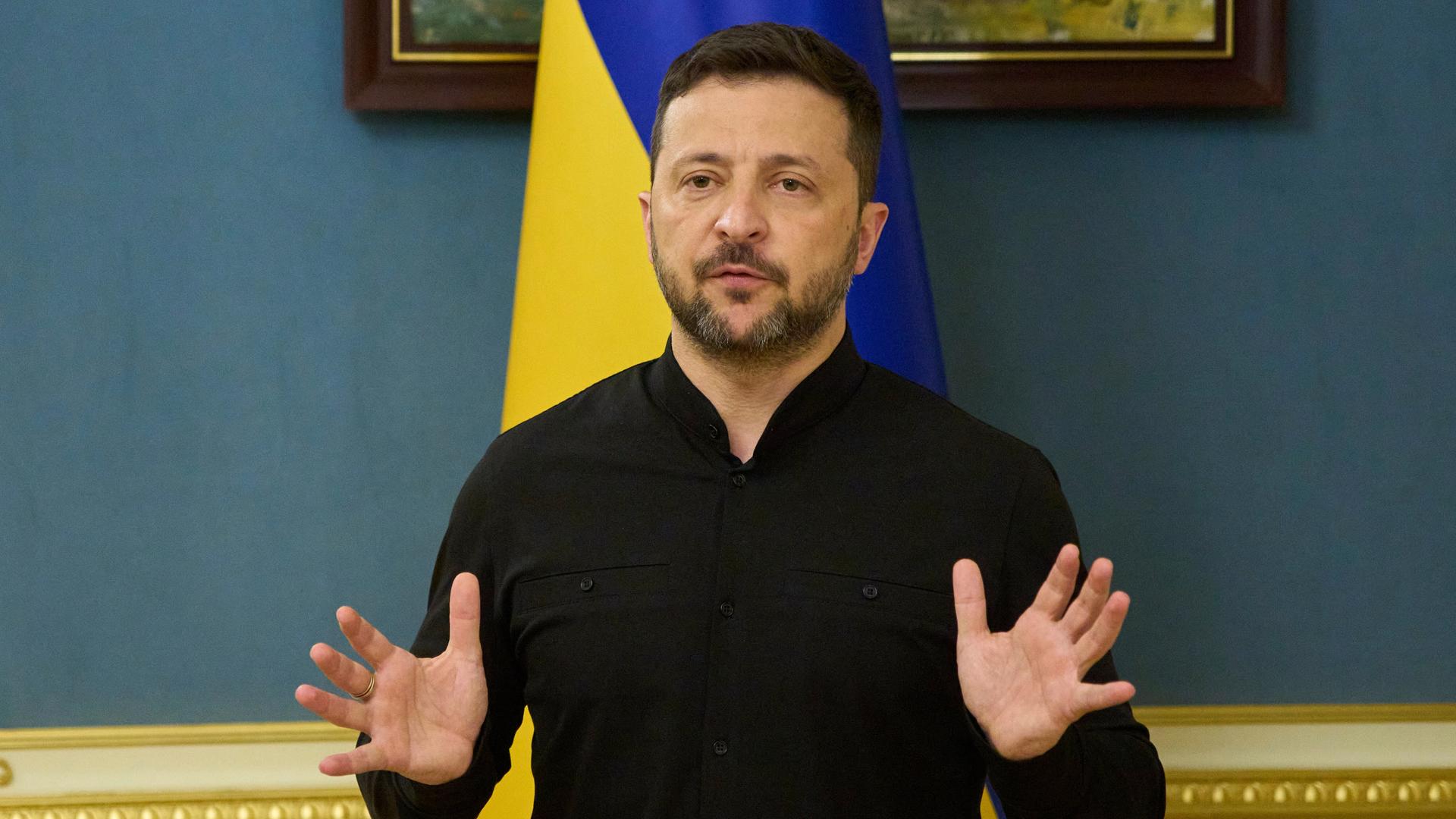 Der ukrainische Präsident Wolodymyr Selenskyj spricht während eines Pressebriefings in Kiew. Der ukrainische Präsident Wolodymyr Selenskyj spricht während eines Pressebriefings in Kiew.