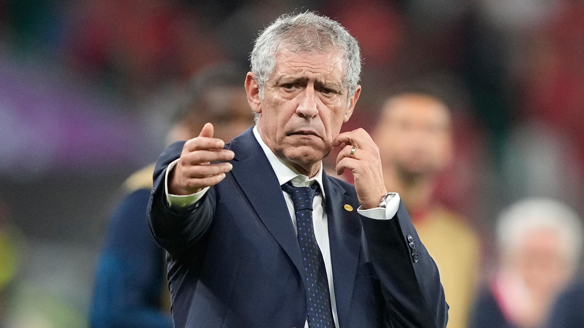 Trainer Fernando Santos gestikuliert am Spielfeldrand. Trainer Fernando Santos gestikuliert am Spielfeldrand.