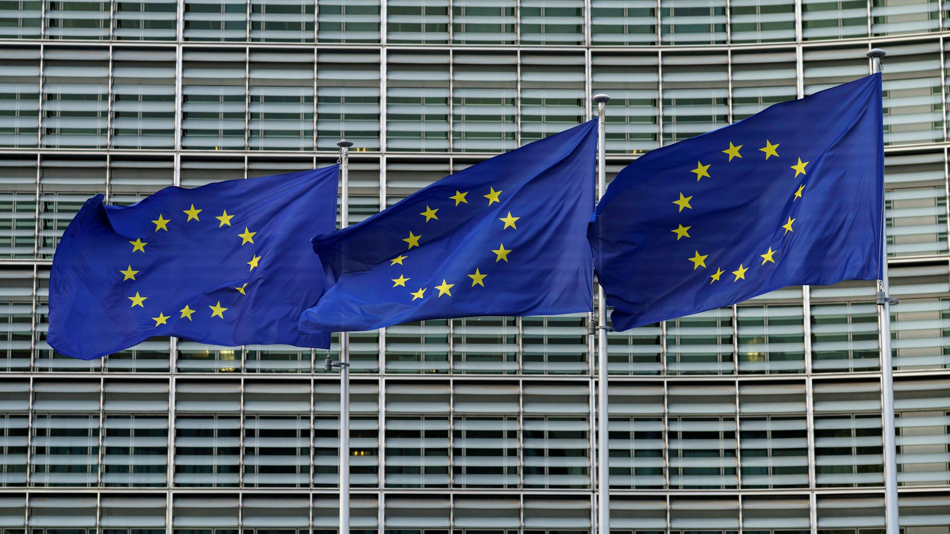 Drei EU-Flaggen wehen vor dem Gebäude der EU-Kommission in Brüssel 