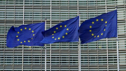 Drei EU-Flaggen wehen vor dem Gebäude der EU-Kommission in Brüssel. 
