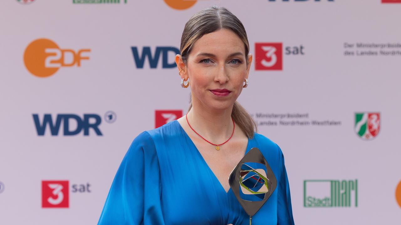 Die Journalistin Katharina Willinger kommt über den Roten Teppich zur 60. Grimme-Preisverleihung in das Theater Marl.