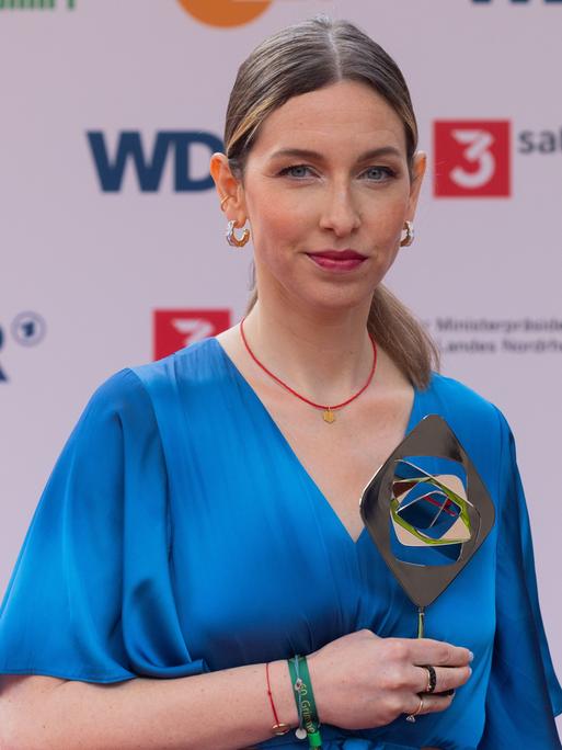 Die Journalistin Katharina Willinger kommt über den Roten Teppich zur 60. Grimme-Preisverleihung in das Theater Marl.