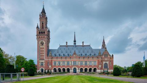Das Gebäude des Internationalen Gerichtshof in Den Haag mit grüner Wiese davor. 
