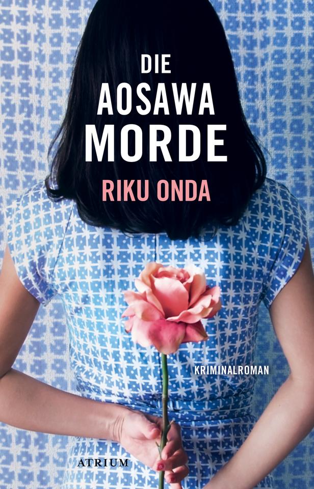 Das Cover des Krimis von Riku Onda, "Die Aosawa-Morde", zeigt eine Frau im gemusterten Klied von hinte, die mit beiden Händen hinter ihrem Rücken eine Blume hält. Im Hintergrund ist das Muster auch zu sehen. Die gut schulterlangen Haare der Frau bilden eine fast schwarte Fläche auf der Titel und Autorin geschrieben stehen. Das Buch steht auf der Krimibestenliste von Deutschlandfunk Kultur. (Bildrechte Cover: Atrium)