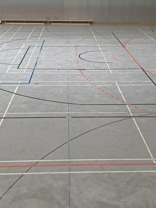 Blick auf den Boden einer Turnhalle. 