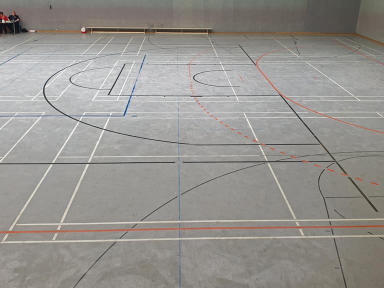 Blick auf den Boden einer Turnhalle. 
