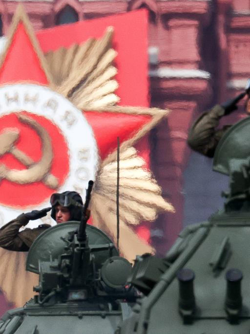 Zwei Soldaten salutieren bei der Militärparade in Moskau am 09.05.2022.
