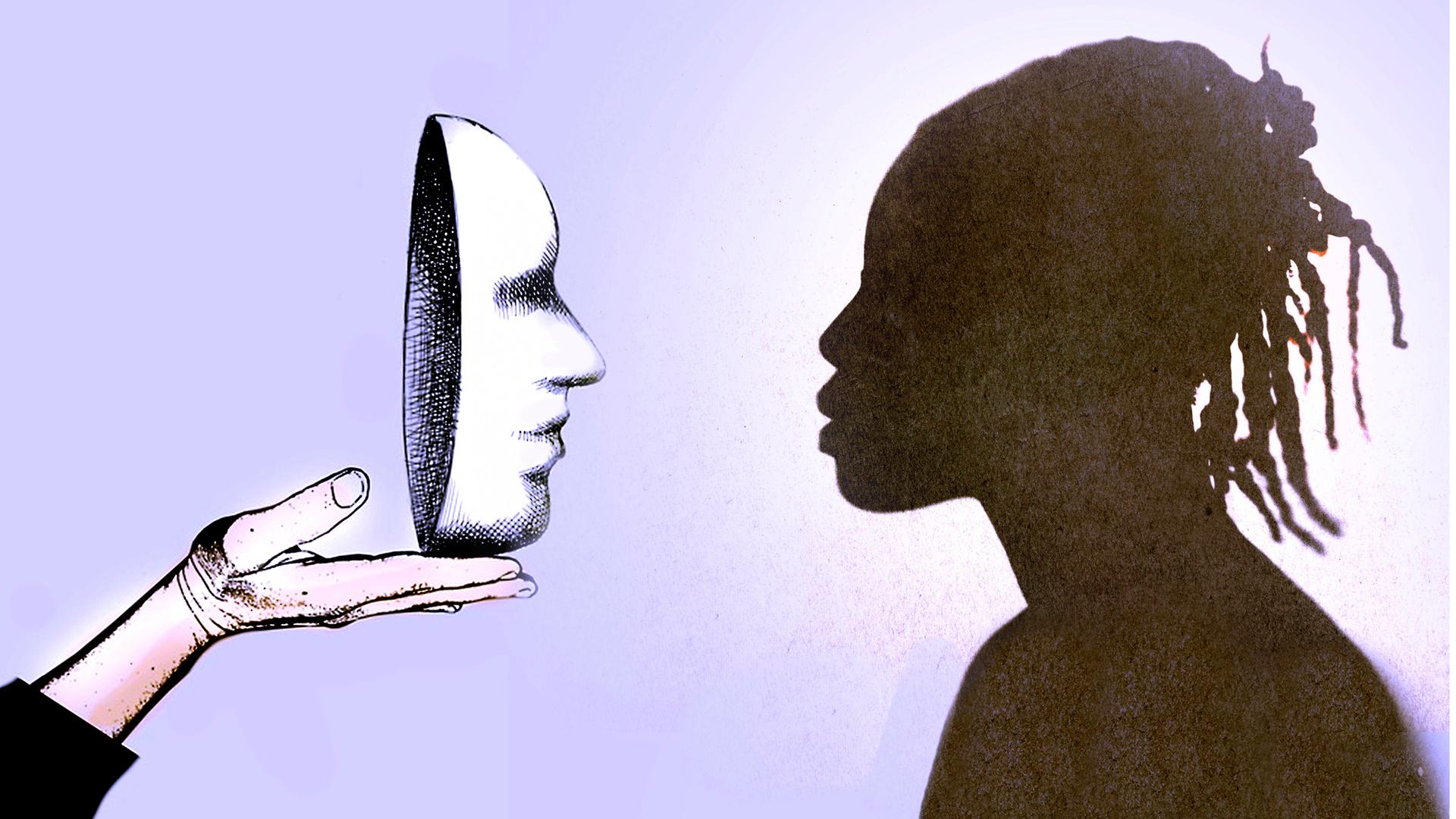 Eine schwarze Frau, als Silhouette dargestellt, schaut einer weißen Maske ins Gesicht, die ihr wie ein Spiegel vorgehalten wird.