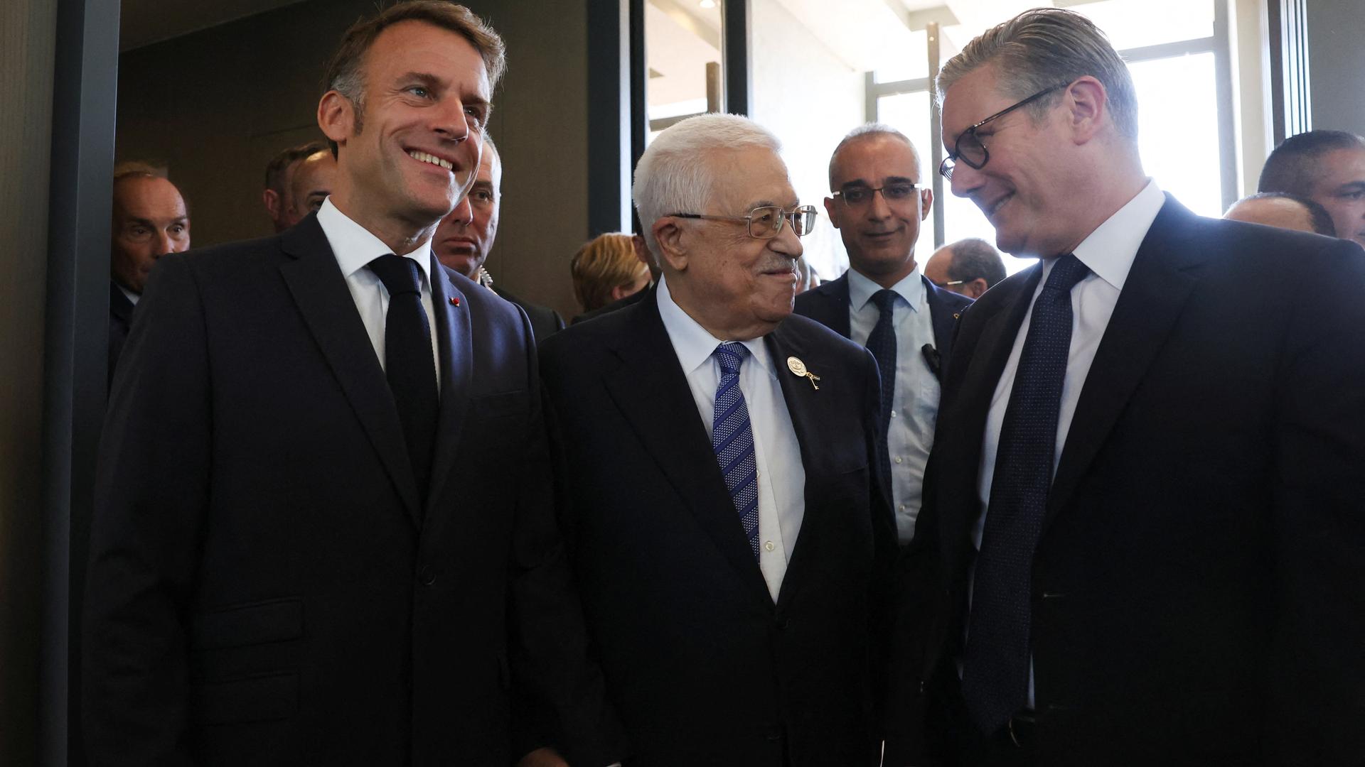 Beim Friedensgipfel in der ägyptischen Stadt Scharm El-Scheich stehen Emmanuel Macron, Mahmoud Abbas und Keir Starmer zusammen. Sie unterhalten sich.
