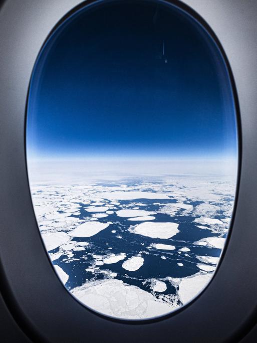 Blick aus einem Flugzeug auf Packeis bei Groenland