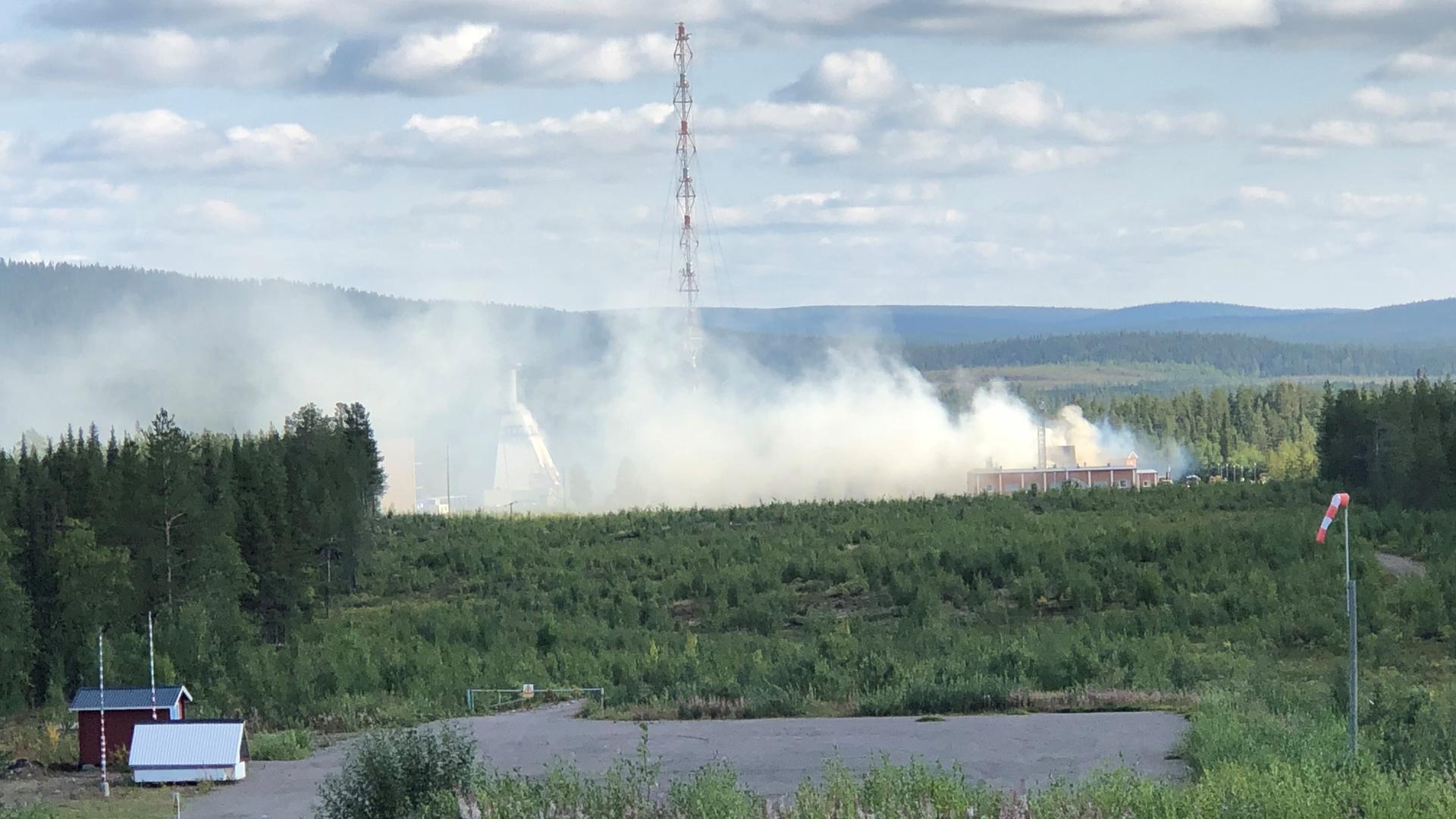 Ansicht aus Kiruna 2021. Das Bild zeigt das Gelände der ESRANGE Anlage in Rauchwolken.