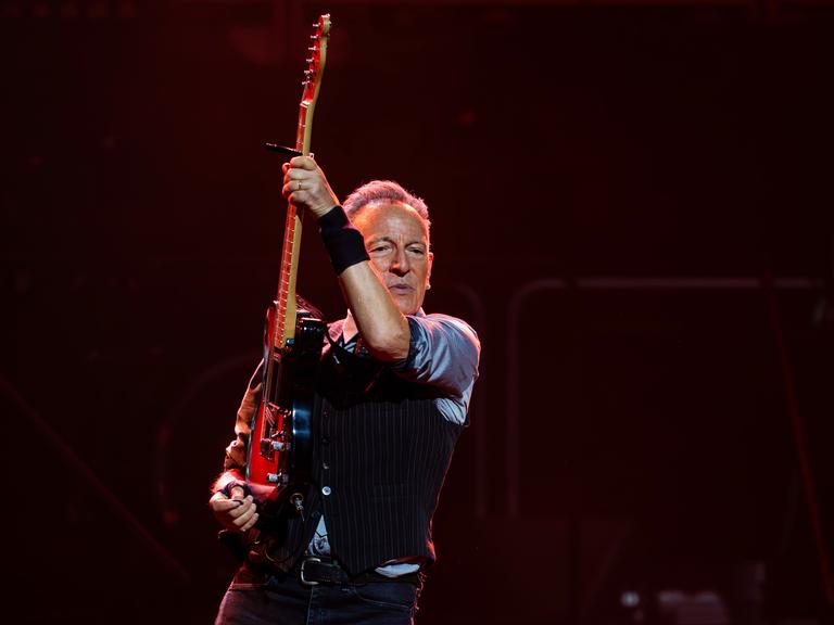 Bruce Springsteen bei einem Auftritt am 20. April im Rahmen seiner aktuellen "Land of Hope and Dreams"-Tour in Newark, New Jersey.