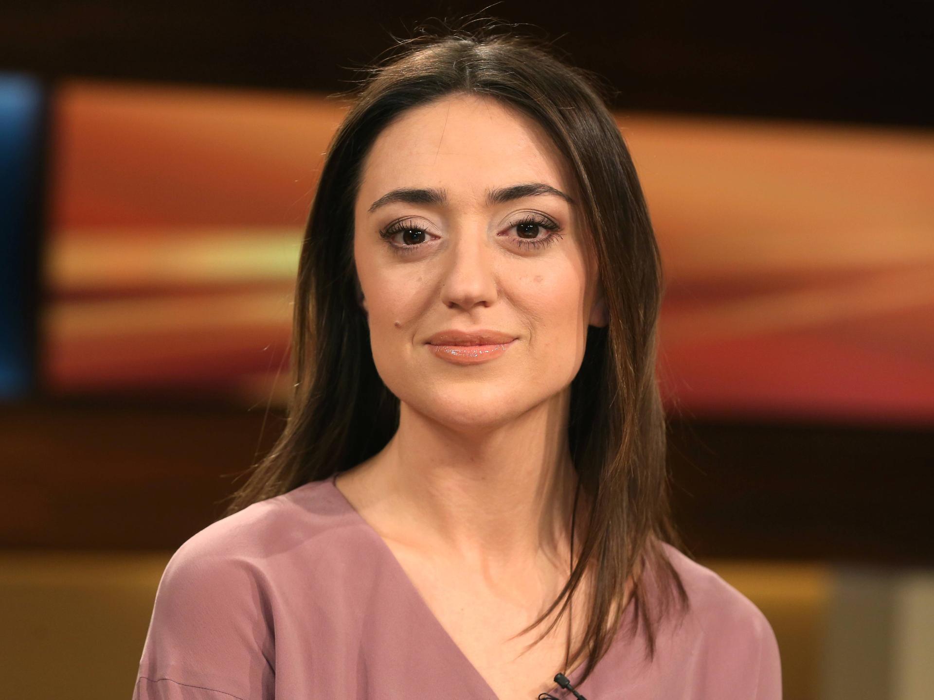 Nataliia Fiebrig (Ukrainische Journalistin) in der ARD-Talkshow ANNE WILL am 11.02.2015 in Berlin Thema der Sendung: Friedensgipfel für die Ukraine - Lenkt Putin ein?