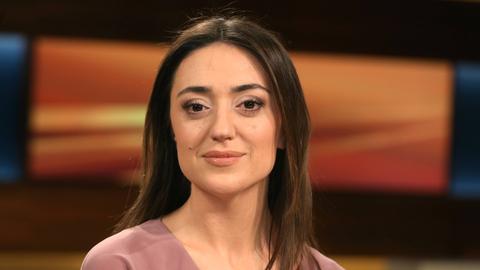 Nataliia Fiebrig (Ukrainische Journalistin) in der ARD-Talkshow ANNE WILL am 11.02.2015 in Berlin Thema der Sendung: Friedensgipfel für die Ukraine - Lenkt Putin ein?