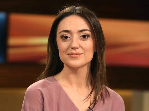 Nataliia Fiebrig (Ukrainische Journalistin) in der ARD-Talkshow ANNE WILL am 11.02.2015 in Berlin Thema der Sendung: Friedensgipfel für die Ukraine - Lenkt Putin ein?