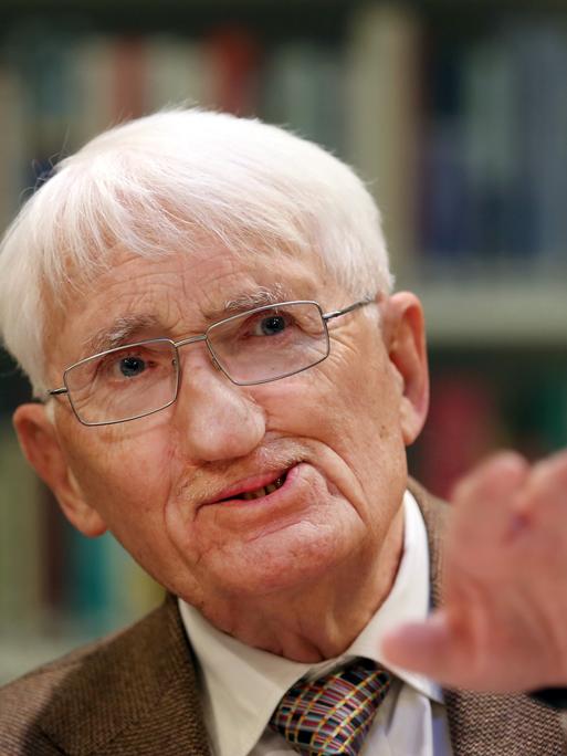 Der Philosoph Jürgen Habermas am 12.12.2012 bei einer Pressekonferenz im Heinrich-Heine-Institut in Düsseldorf (Nordrhein-Westfalen).