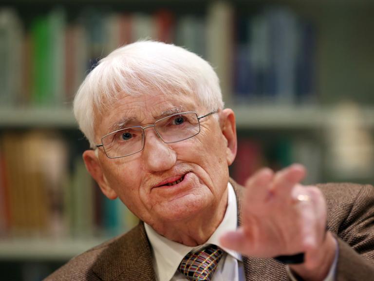 Der Philosoph Jürgen Habermas am 12.12.2012 bei einer Pressekonferenz im Heinrich-Heine-Institut in Düsseldorf (Nordrhein-Westfalen).