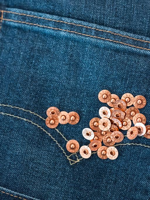 Kupfernieten liegen auf einer 501 Levi's Jeans. Vor 150 Jahren meldete der aus Oberfranken stammende Levi Strauss das Patent auf vernietete Arbeitshosen an. 