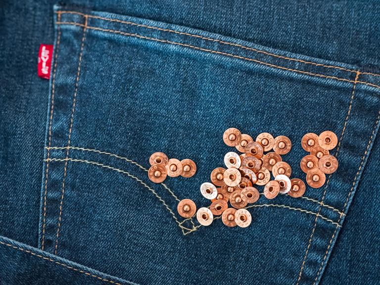 Kupfernieten liegen auf einer 501 Levi's Jeans. Vor 150 Jahren meldete der aus Oberfranken stammende Levi Strauss das Patent auf vernietete Arbeitshosen an. 