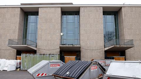 Das Operngebäude in Köln am Offenbachplatz. Container stehen während der Sanierungsphase vor dem Haupteingang, 2021.