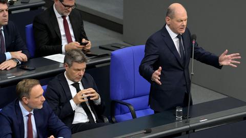 Christian Lindner, Robert Habeck und Olaf Scholz in der 136. Sitzung des Deutschen Bundestages im Reichstagsgebäude.