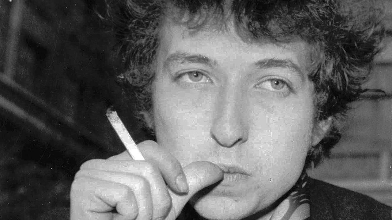 Schwarzweißaufnahme von Bob Dylan aus den Sechzigern