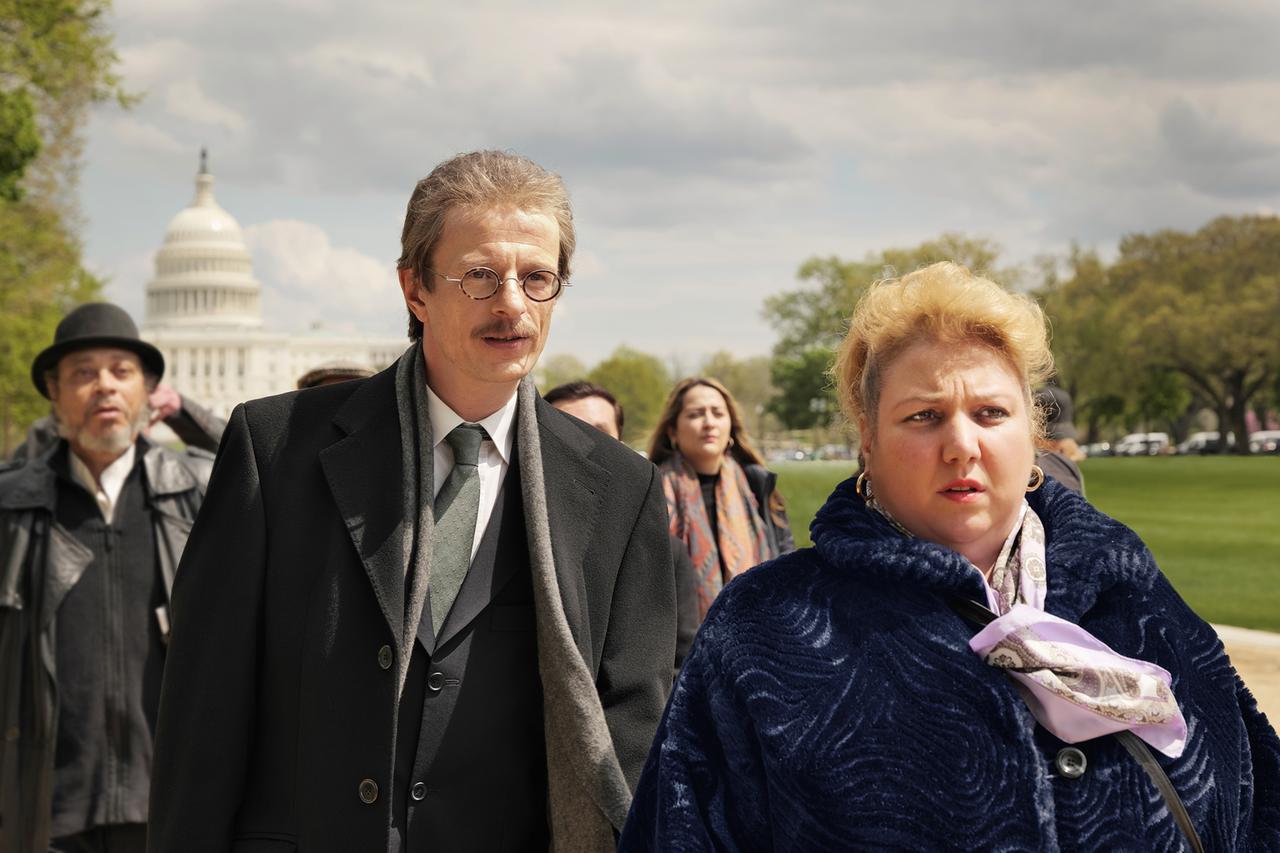 Die Schauspieler Alexander Scheer und Meltem Kaptan stehen in einer Szene des Films "Rabiye Kurnaz gegen George W. Bush" vor dem Weißen Haus in Washington.
